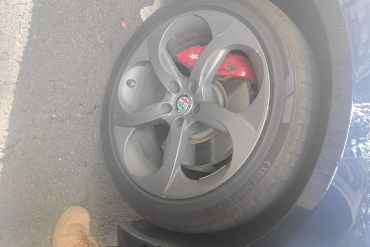 Used Alfa Romeo Giulia 2020 2.0T 280HP Luxury Sports Edition Right Front Wheel Hub