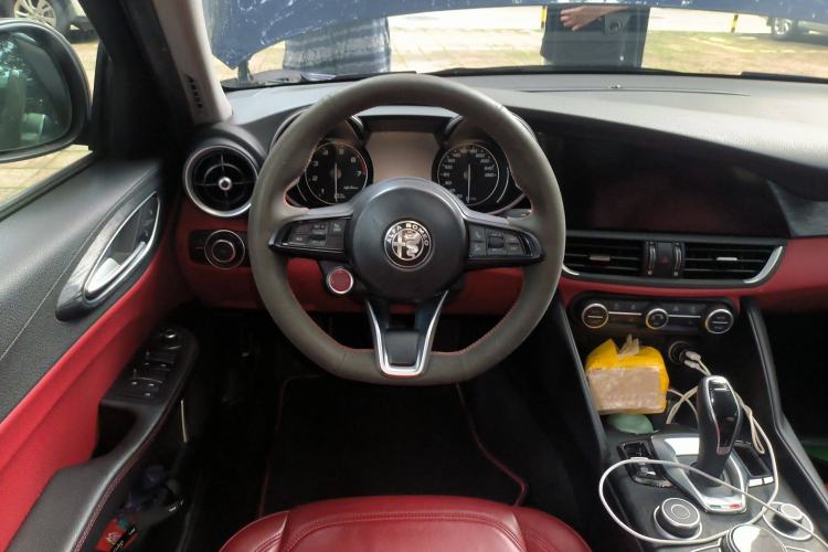 Used Alfa Romeo Giulia 2020 2.0T 280HP Luxury Edition Steering Wheel