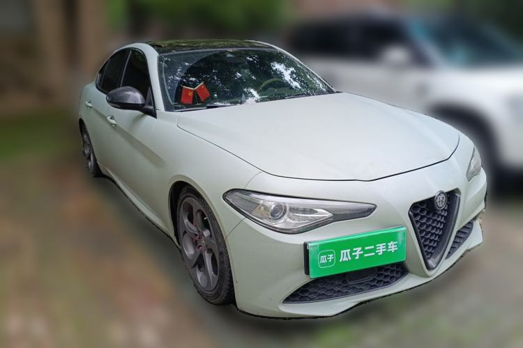 Used Alfa Romeo Giulia 2020 2.0T 280HP Luxury Edition Front Right 45 Deg