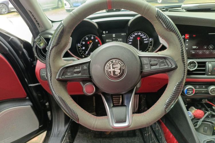 Used Alfa Romeo Giulia 2020 2.0T 280HP Luxury Edition Steering Wheel
