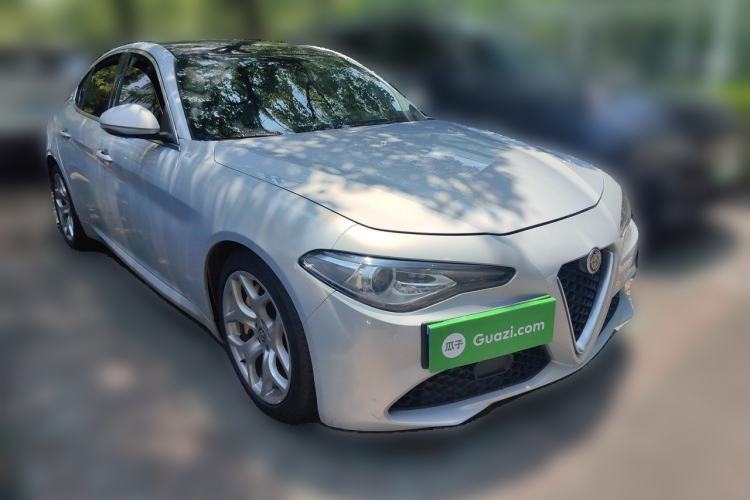 Used Alfa Romeo Giulia 2020 2.0T 280HP VIRTU Limited Edition Front Right 45 Deg