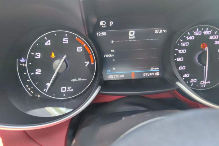Used Alfa Romeo Giulia 2020 2.0T 280HP VIRTU Limited Edition Odometer Close Up