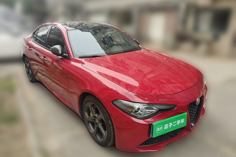 Used Alfa Romeo Giulia 2020 2.0T 280HP Luxury Edition Front Right 45 Deg