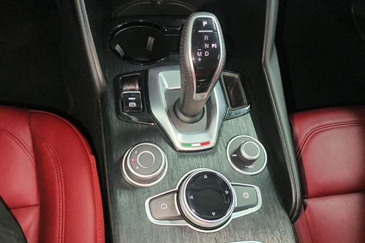 Used Alfa Romeo Giulia 2020 2.0T 280HP Luxury Edition Gear Lever