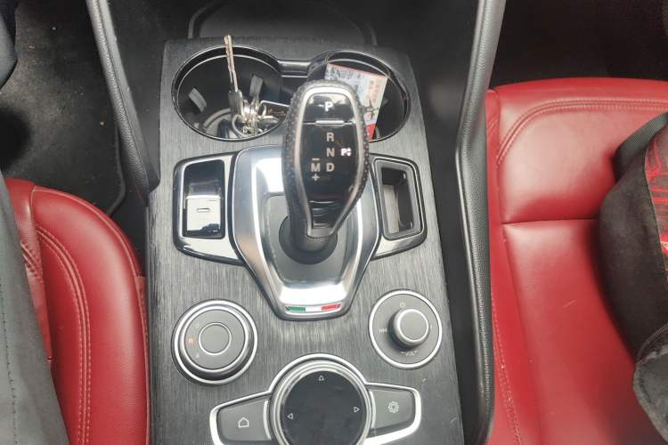 Used Alfa Romeo Giulia 2020 2.0T 280HP Luxury Edition Gear Lever