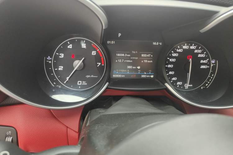 Used Alfa Romeo Giulia 2020 2.0T 280HP Luxury Edition Odometer Close Up