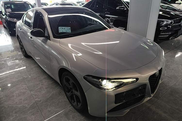 Used Alfa Romeo Giulia 2020 2.0T 280HP Luxury Edition Front Right 45 Deg