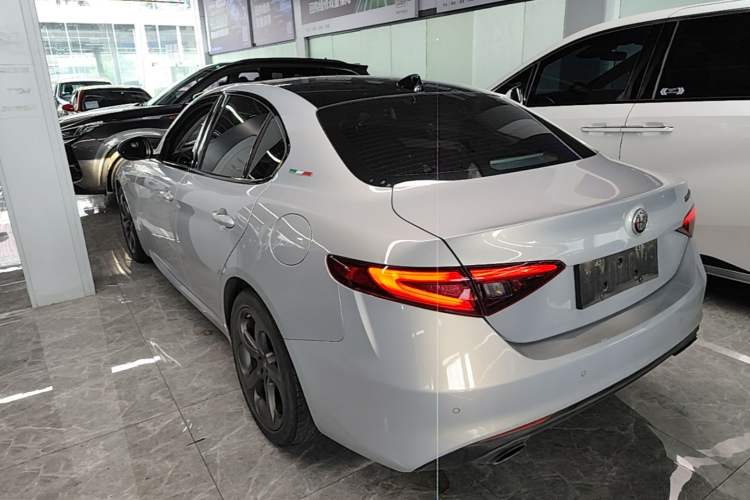 Used Alfa Romeo Giulia 2020 2.0T 280HP Luxury Edition Rear Left 45 Deg