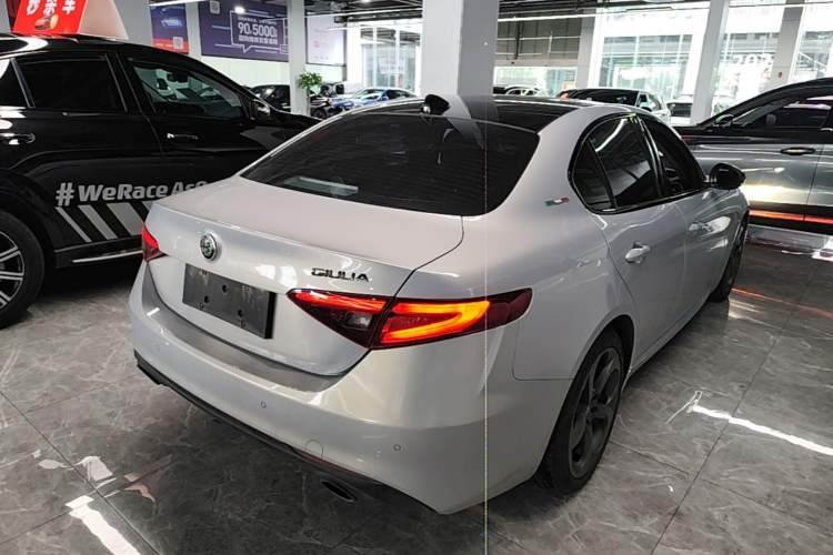 Used Alfa Romeo Giulia 2020 2.0T 280HP Luxury Edition Rear Right 45 Deg