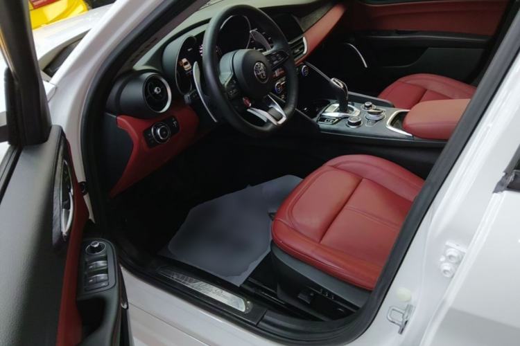 Used Alfa Romeo Giulia 2020 2.0T 280HP Midnight Phantom Limited Edition Driver Seat