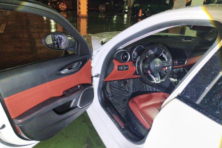 Used Alfa Romeo Giulia 2020 2.0T 280HP Midnight Phantom Limited Edition Driver Seat