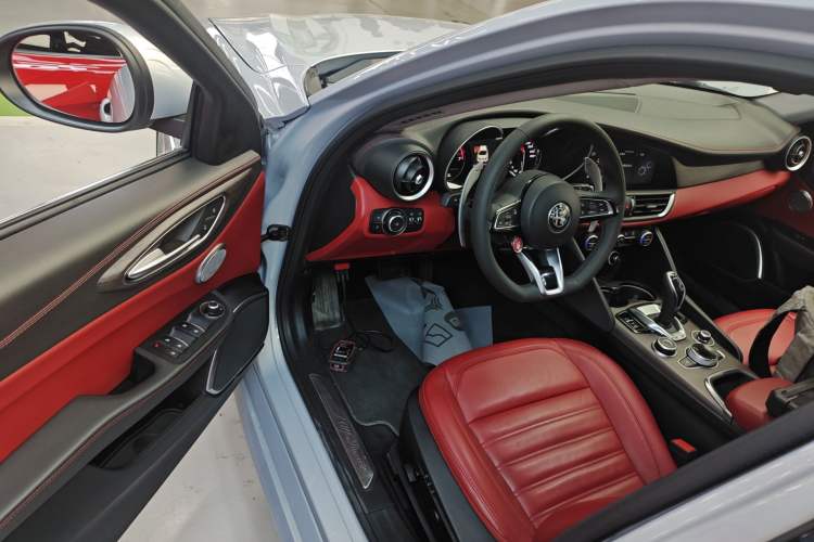 Used Alfa Romeo Giulia 2020 2.0T 280HP VIRTU Limited Edition Driver Seat