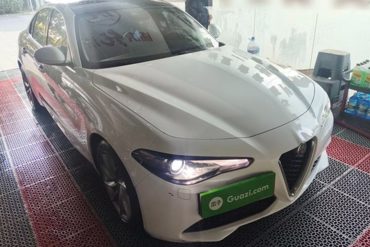 Used Alfa Romeo Giulia 2020 2.0T 280HP Luxury Edition Exterior 2