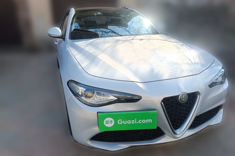 Used Alfa Romeo Giulia 2020 2.0T 280HP VIRTU Limited Edition Front Right 45 Deg