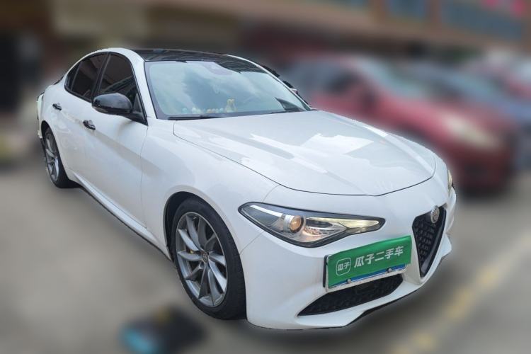 Used Alfa Romeo Giulia 2020 2.0T 280HP Luxury Edition Front Right 45 Deg