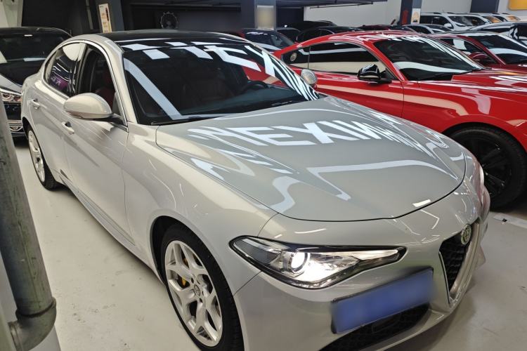 Used Alfa Romeo Giulia 2020 2.0T 280HP VIRTU Limited Edition Front Right 45 Deg