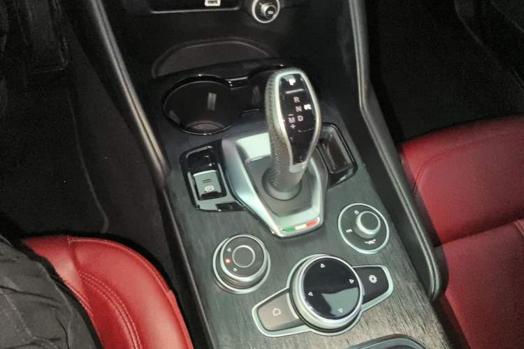 Used Alfa Romeo Giulia 2020 2.0T 280HP Luxury Edition Gear Lever