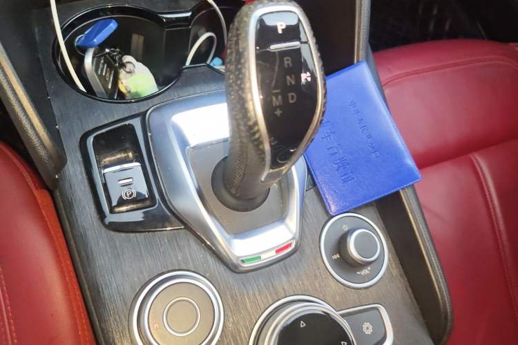 Used Alfa Romeo Giulia 2020 2.0T 280HP Luxury Edition Gear Lever