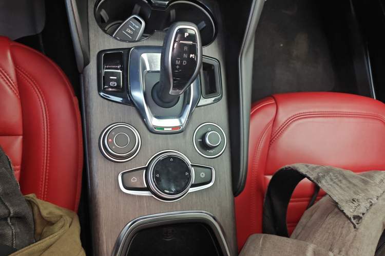 Used Alfa Romeo Giulia 2020 2.0T 280HP VIRTU Limited Edition Gear Lever