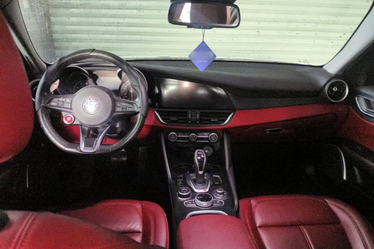 Used Alfa Romeo Giulia 2020 2.0T 280HP Luxury Edition Interior 2