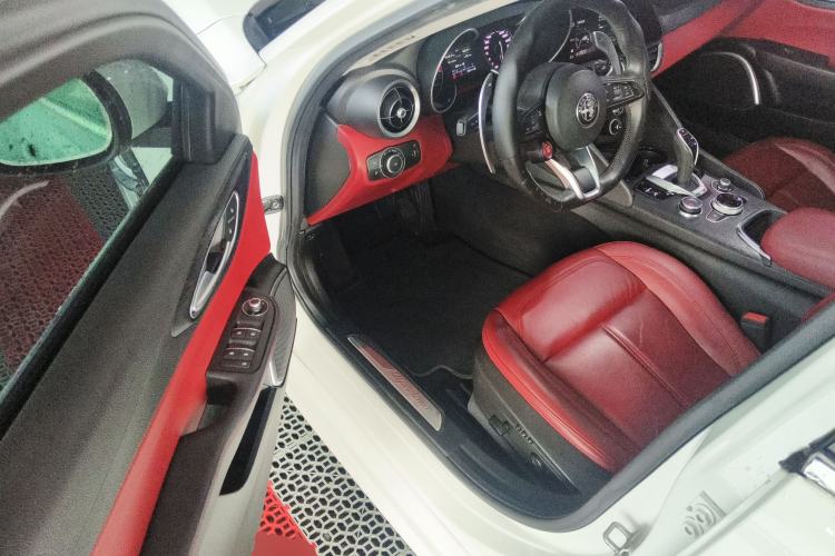 Used Alfa Romeo Giulia 2020 2.0T 280HP Luxury Edition Interior 3