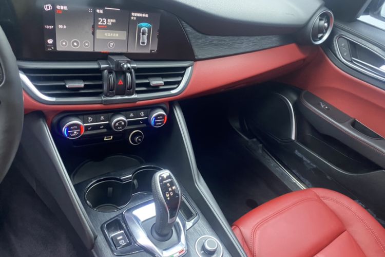 Used Alfa Romeo Giulia 2020 2.0T 280HP Midnight Phantom Limited Edition Interior 5
