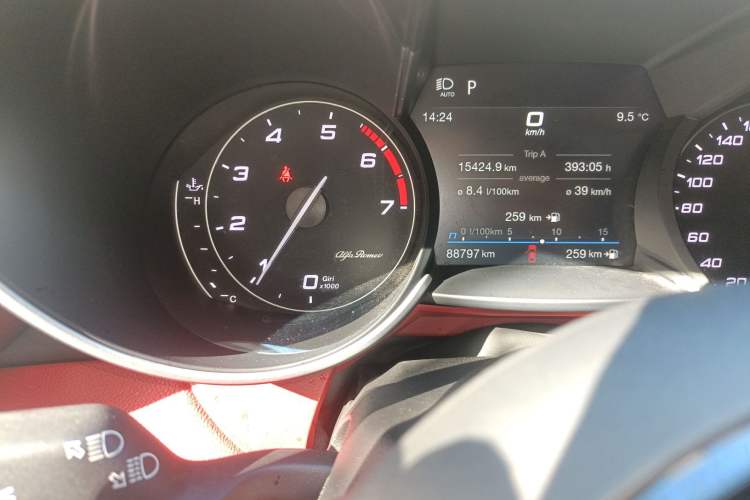 Used Alfa Romeo Giulia 2020 2.0T 280HP VIRTU Limited Edition Odometer Close Up