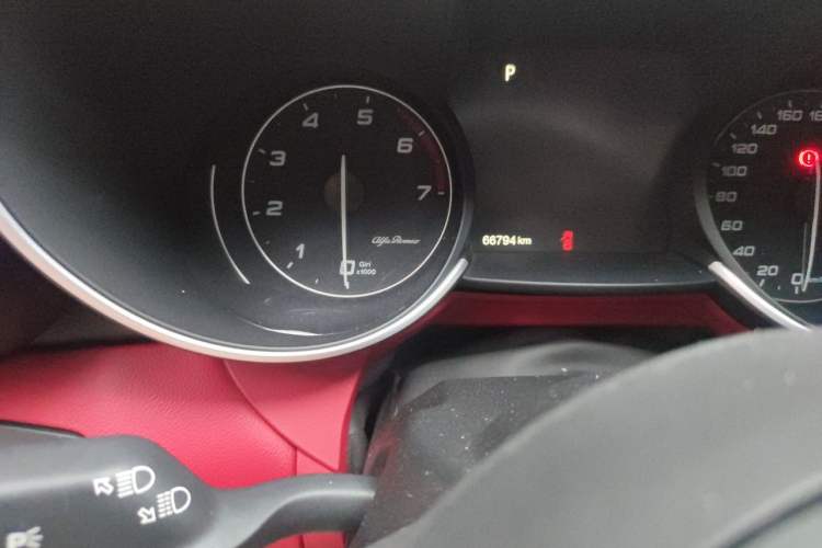 Used Alfa Romeo Giulia 2020 2.0T 280HP Luxury Edition Odometer Close Up