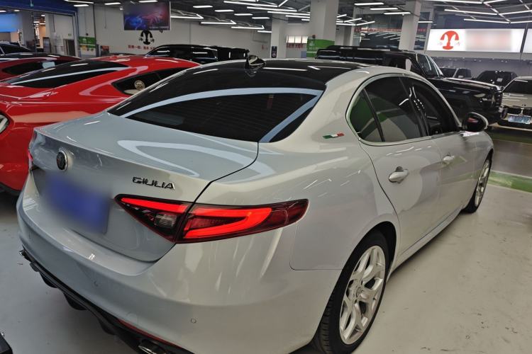 Used Alfa Romeo Giulia 2020 2.0T 280HP VIRTU Limited Edition Rear Right 45 Deg