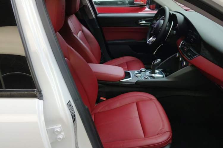 Used Alfa Romeo Giulia 2020 2.0T 280HP Midnight Phantom Limited Edition Right Front Seat
