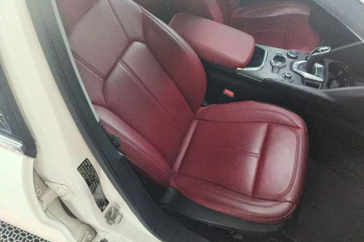 Used Alfa Romeo Giulia 2020 2.0T 280HP Luxury Edition Right Front Seat
