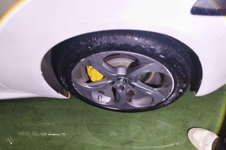 Used Alfa Romeo Giulia 2020 2.0T 280HP Midnight Phantom Limited Edition Right Front Wheel Hub