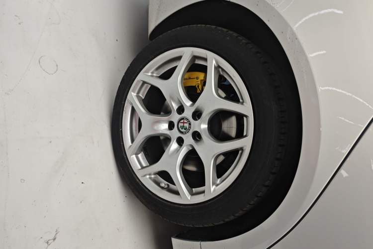 Used Alfa Romeo Giulia 2020 2.0T 280HP VIRTU Limited Edition Right Rear Wheel Hub