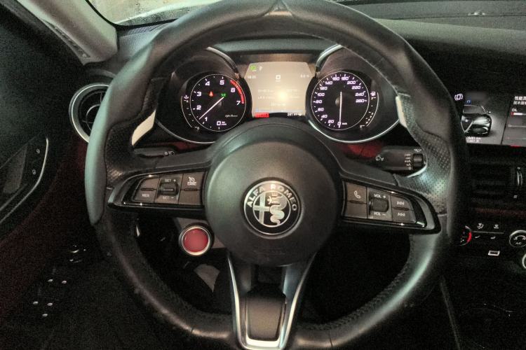 Used Alfa Romeo Giulia 2020 2.0T 280HP Luxury Edition Steering Wheel