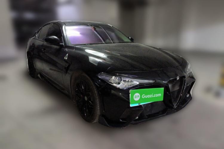 Used Alfa Romeo Giulia 2021 2.0T 280HP Luxury Sport Edition Front Right 45 Deg