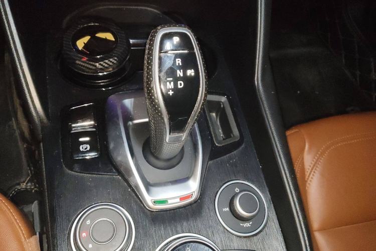 Used Alfa Romeo Giulia 2021 2.0T 280HP Luxury Edition Gear Lever