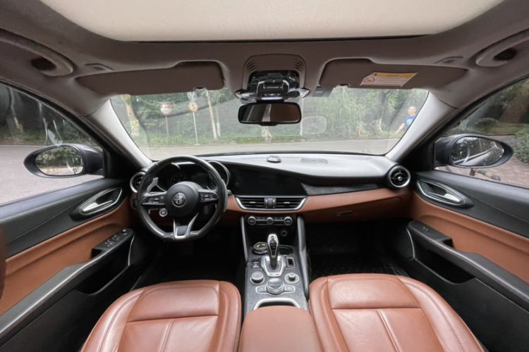 Used Alfa Romeo Giulia 2021 2.0T 280HP Luxury Edition Interior 1