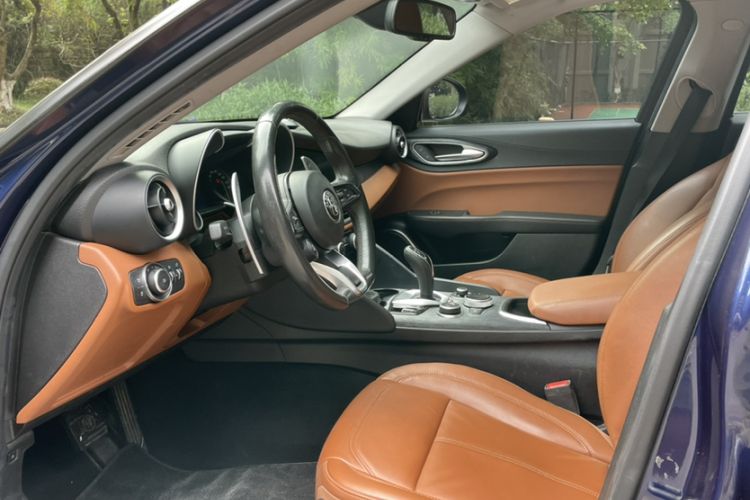 Used Alfa Romeo Giulia 2021 2.0T 280HP Luxury Edition Interior 2