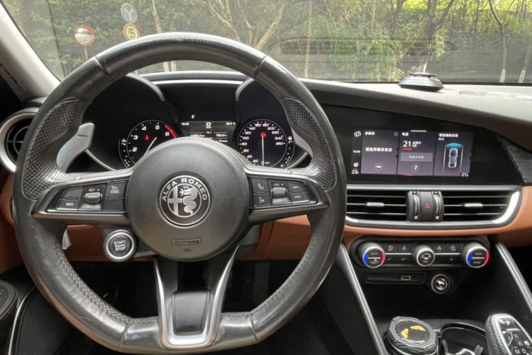 Used Alfa Romeo Giulia 2021 2.0T 280HP Luxury Edition Interior 6