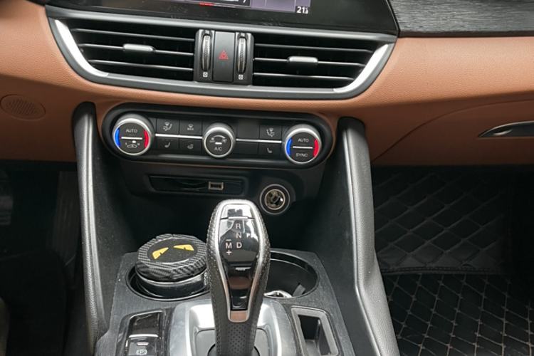 Used Alfa Romeo Giulia 2021 2.0T 280HP Luxury Edition Interior 7