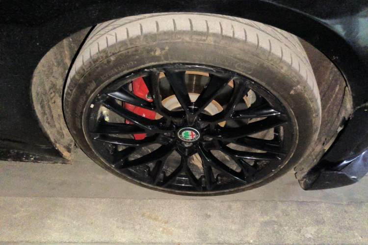 Used Alfa Romeo Giulia 2021 2.0T 280HP Luxury Sport Edition Right Front Wheel Hub