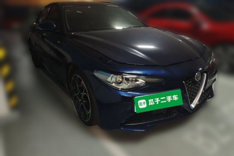 Used Alfa Romeo Giulia 2021 2.0T 280HP Luxury Edition Front Right 45 Deg