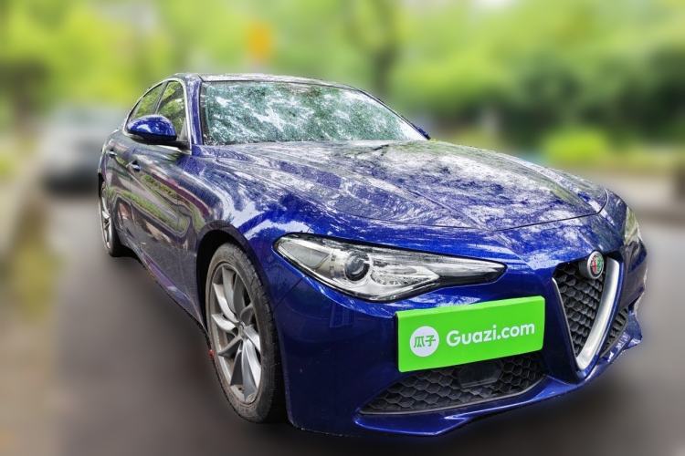 Used Alfa Romeo Giulia 2021 2.0T 280HP Luxury Edition Front Right 45 Deg