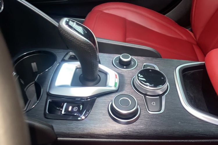 Used Alfa Romeo Giulia 2021 2.0T 280HP Luxury Edition Gear Lever