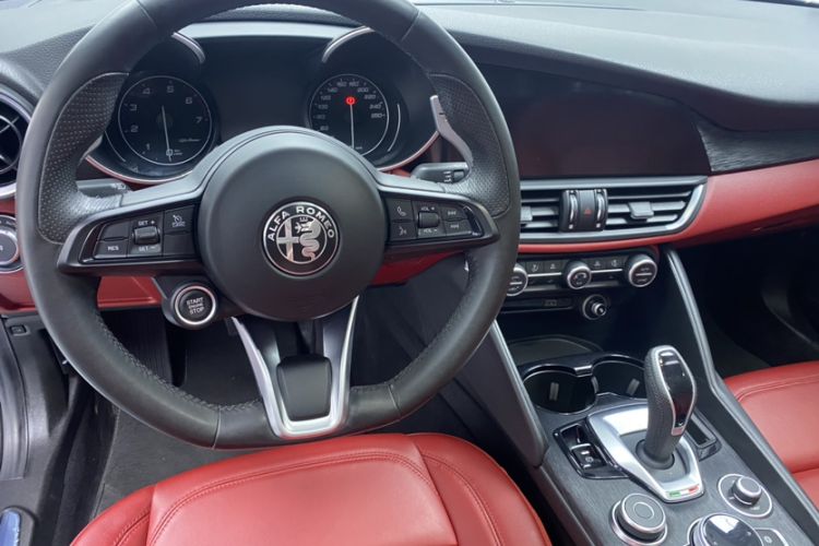 Used Alfa Romeo Giulia 2021 2.0T 280HP Luxury Edition Interior 2