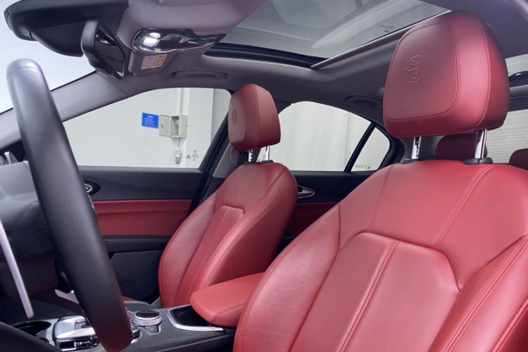Used Alfa Romeo Giulia 2021 2.0T 280HP Luxury Edition Interior 3