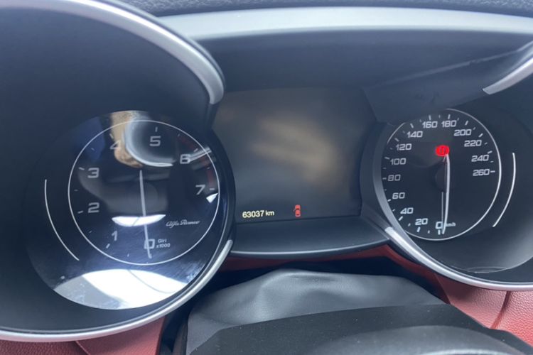Used Alfa Romeo Giulia 2021 2.0T 280HP Luxury Edition Odometer Close Up