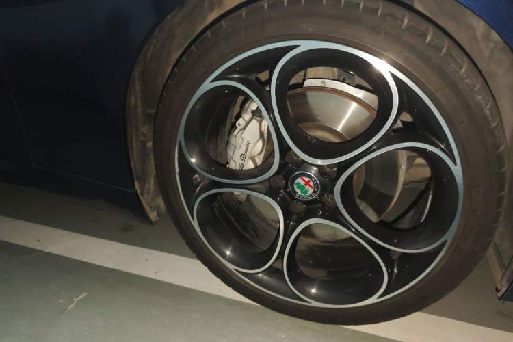 Used Alfa Romeo Giulia 2021 2.0T 280HP Luxury Edition Right Front Wheel Hub