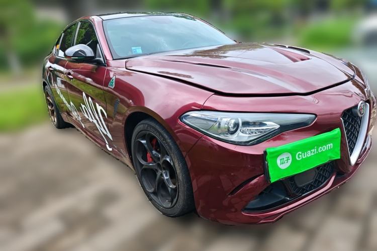 Used Alfa Romeo Giulia 2021 2.0T 280HP Luxury Edition Front Right 45 Deg