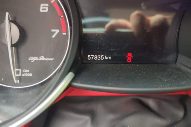 Used Alfa Romeo Giulia 2021 2.0T 280HP Luxury Edition Odometer Close Up